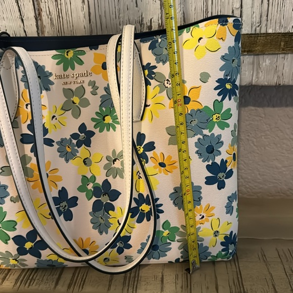 Kate Spade tote and matching pouch! NWT - Picture 9 of 11